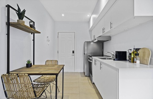 Mile-Ex Apartment | Stylish 1-Bedroom Haven by Jean Talon Market