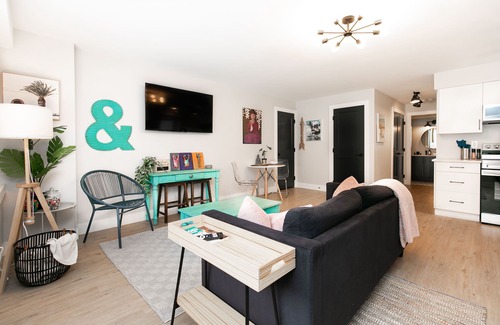 Victoria House | Stylish 1 Bedroom Suite with Lake Access