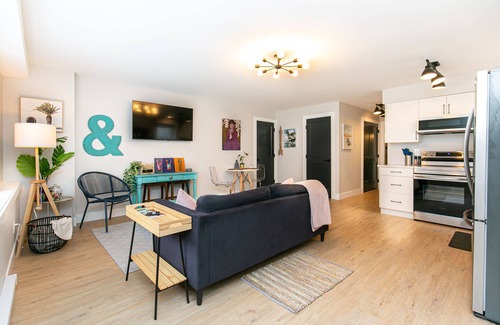 Victoria House | Stylish 1 Bedroom Suite with Lake Access