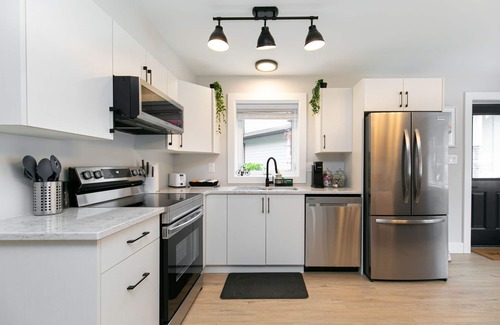 Victoria House | Stylish 1 Bedroom Suite with Lake Access