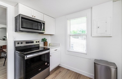 Lakeland Apartment | Stylish 1-Bedroom Upper Unit in Historic Downtown Lakeland