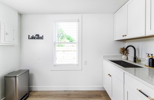 Lakeland Apartment | Stylish 1-Bedroom Upper Unit in Historic Downtown Lakeland