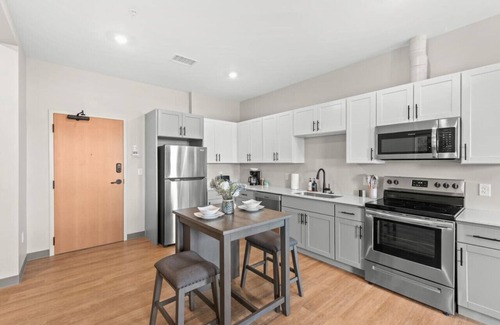University Circle Apartment | Stylish 1BDR | Cleveland Clinic | Free Garage