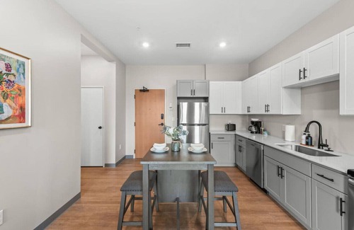 University Circle Apartment | Stylish 1BDR | Cleveland Clinic | Free Garage