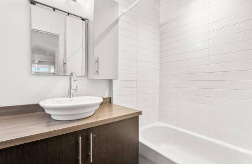 La Petite-Patrie Apartment | Stylish 1Bedroom/1Bathroom in Plateau Mont-Royal
