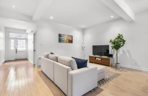 La Petite-Patrie Apartment | Stylish 1Bedroom/1Bathroom in Plateau Mont-Royal
