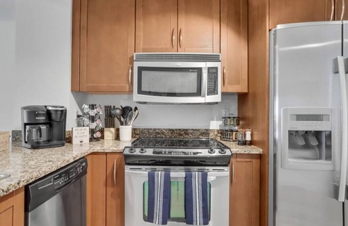 Boynton Beach Apartment | Stylish 1BR Condo Rooftop Pool Close to Beach