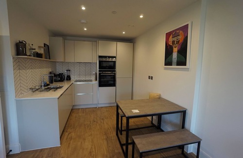 Whittington Apartment | Stylish 1BR Flat with Gym & Workspace near Tube