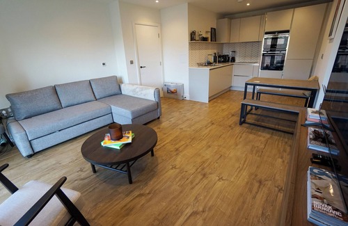Whittington Apartment | Stylish 1BR Flat with Gym & Workspace near Tube