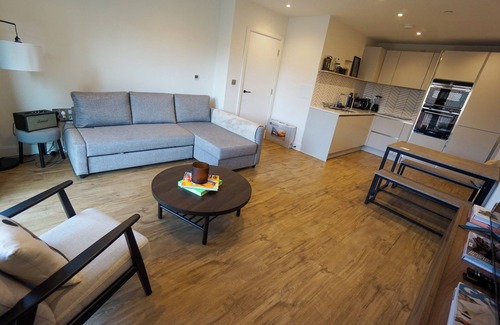 Whittington Apartment | Stylish 1BR Flat with Gym & Workspace near Tube