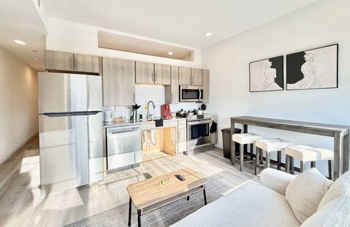 Poplar Apartment | Stylish 1Br King with Gym in the Heart of Old City