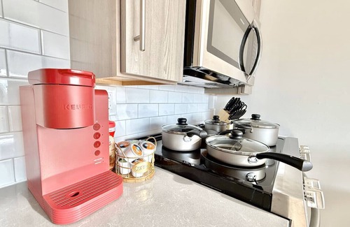 Poplar Apartment | Stylish 1Br King with Gym in the Heart of Old City