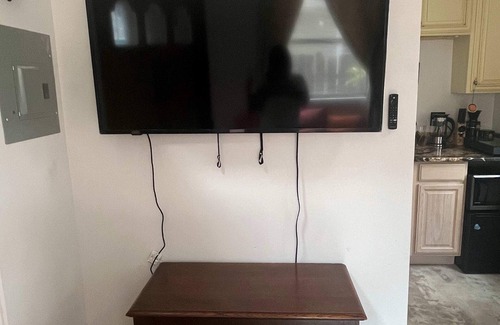 Freetown - Port Rico Apartment | Stylish 1BR Near Downtown & UL - Perfect for Couples & Solo Stays