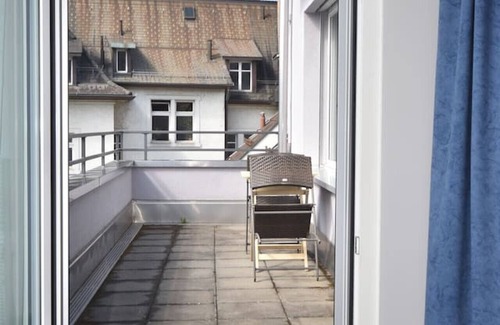 Seefeld Apartment | Stylish 1BR near lake and Opera (Flower 52)