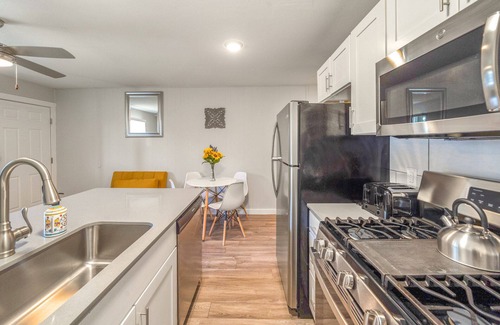 Brentwood Apartment | Stylish 1BR Near UT | Brentwood | Evonify 1035