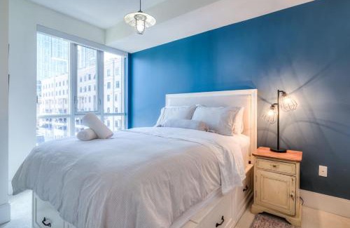 Wellington Place Apartment | Stylish 1BR plus Den with Balcony in Downtown
