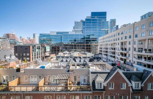 Wellington Place Apartment | Stylish 1BR plus Den with Balcony in Downtown