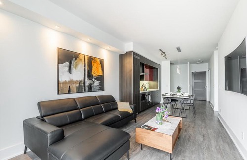 Toronto Entertainment District Apartment | Stylish 1Br plus office Condo - CN Tower View