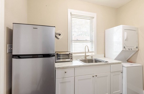 Central Arlington Apartment | Stylish 1BR Retreat in Historic Arlington - Walkable Location!