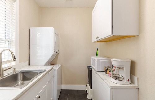 Central Arlington Apartment | Stylish 1BR Retreat in Historic Arlington - Walkable Location!