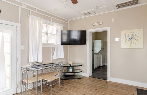 Central Arlington Apartment | Stylish 1BR Retreat in Historic Arlington - Walkable Location!