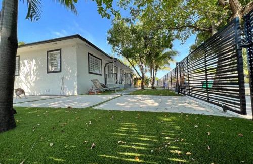 Buena Vista Apartment | Stylish 2/1 centrally located!