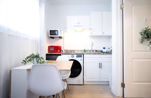 Queens Apartment | Stylish 2-4 Bedroom 2 Bath! Convenient! 24/7 Parking!n