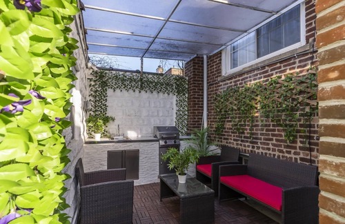 Queens Apartment | Stylish 2-4 Bedroom 2 Bath! Convenient! 24/7 Parking!n