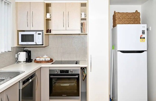 Moreton Bay Region Apartment | Stylish 2 B/R Kings Beach Apartment (6 guests) ZF4