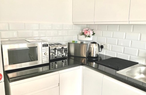 Stansted Apartment | Stylish 2 Bedroom Cottage in Bishop's Stortford by BookedUK