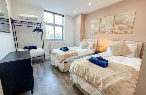 Leicester Apartment | Stylish 2 Bed 2 Bath Apartment - Sleeps 5 - 3 Mins to St Margarets Station & Highcross - Free Parking