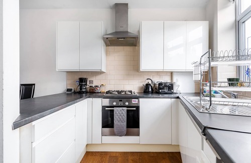 Balham Apartment | Stylish 2-Bed, 2-Bath Flat with Free Parking for 2 Cars & Easy Tube Access