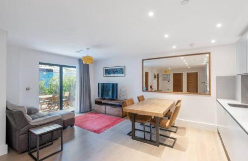 Highgate Apartment | STYLISH 2 BED 2 BATH IN HIGHGATE & FREE PARKING
