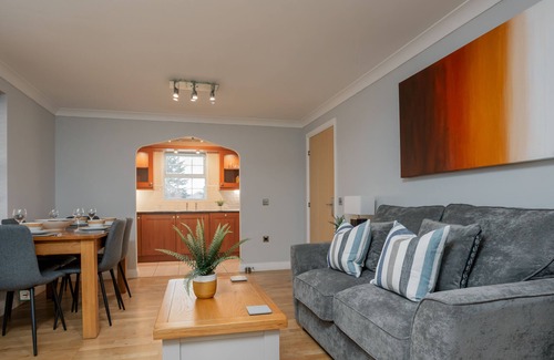 Newbury Apartment | Stylish 2 bed apartment at Smeaton Court, Newbury