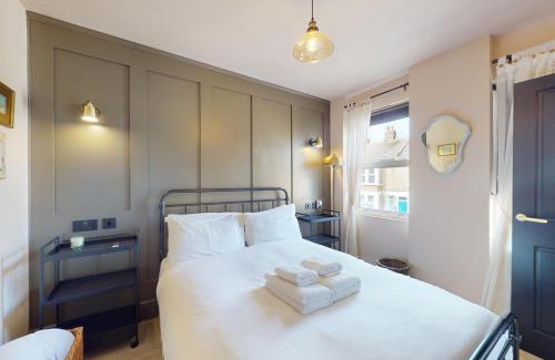 Moffat House | Stylish 2-Bed Cottage with Courtyard Garden Near South Ealing Tube Station