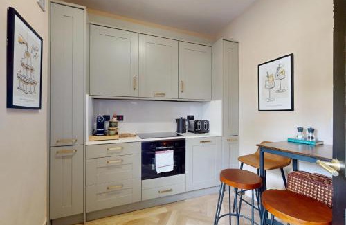 Moffat House | Stylish 2-Bed Cottage with Courtyard Garden Near South Ealing Tube Station