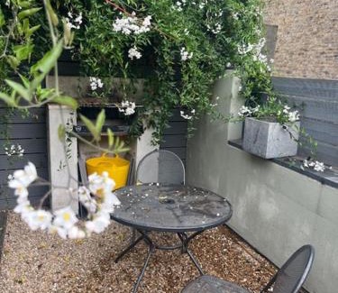 Moffat House | Stylish 2-Bed Cottage with Courtyard Garden Near South Ealing Tube Station