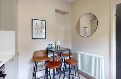 Moffat House | Stylish 2-Bed Cottage with Courtyard Garden Near South Ealing Tube Station