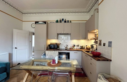 Stroud Green Apartment | Stylish 2-Bed Flat with Balcony & Garden, Haringey