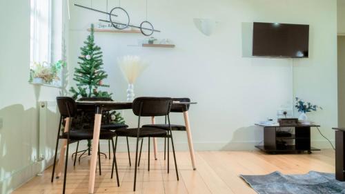 Stockwell Apartment | Stylish 2-Bed Flat 1 Min to Stockwell Tube Fast WiFi Easy Central London Access