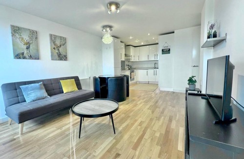 Wembley Central Apartment | Stylish 2-Bed Flat with Balcony & Stadium Views and own parking - Prime Wembley