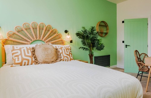 Market Harborough Apartment | Stylish 2-Bed Ibizia Inspired Duplex Apartment with Roof Terrace!