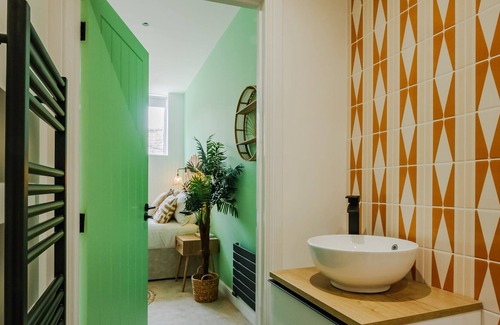 Market Harborough Apartment | Stylish 2-Bed Ibizia Inspired Duplex Apartment with Roof Terrace!