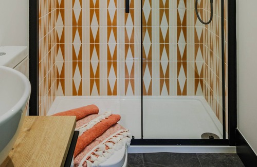 Market Harborough Apartment | Stylish 2-Bed Ibizia Inspired Duplex Apartment with Roof Terrace!