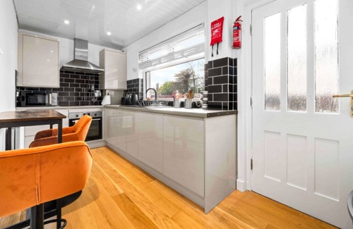 Grangemouth House | Stylish 2 Bed Home With Garden Space