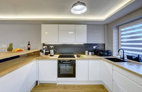Rugby House | Stylish 2 bed house with parking in rugby