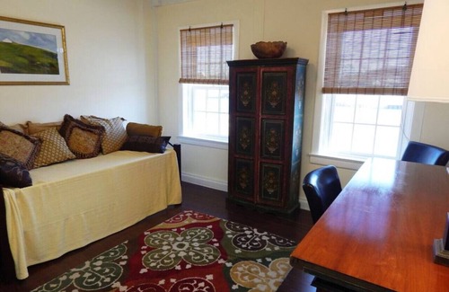 Salisbury Apartment | Stylish 2 bedroom 1 bath with riverfront views close to dining and downtown
