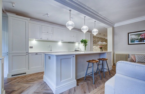 Courtfield Apartment | Stylish 2 bedroom apartment with private courtyard garden