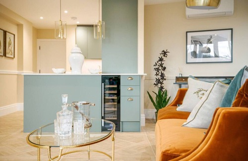 Turnham Green Apartment | Stylish 2-Bedroom Apartment in the heart of Chiswick, London