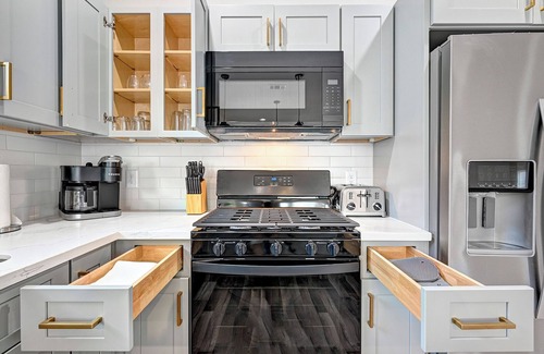 Greater Heights Apartment | Stylish 2-Bedroom Apartment with AC, Fast WiFi, & Pool near Downtown Houston.